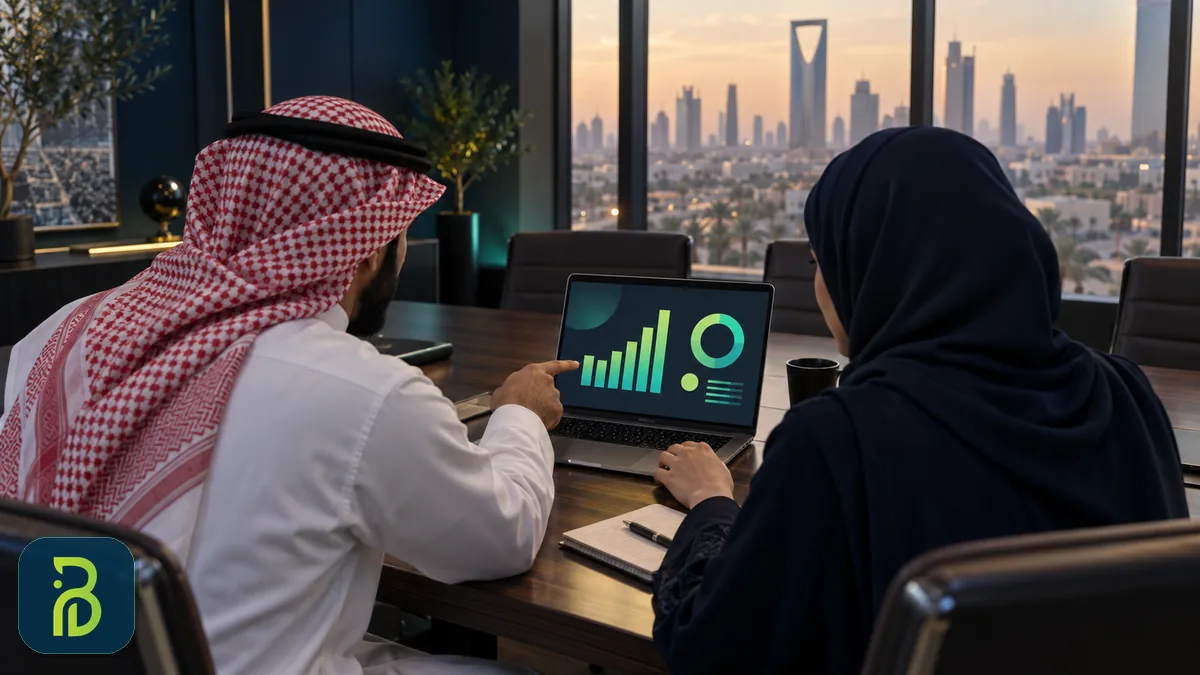 صاحب عمل سعودي وزميلته يراجعان مؤشرات حملة رقمية على اللابتوب - كيف تختار شركة تسويق الكتروني في السعودية